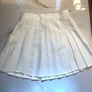 Princess polly- white pleated mini skirt.